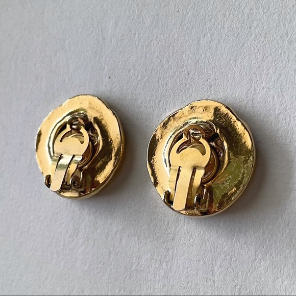💥SOLD💥 CHANEL Vintage Gold CC Logo Earrings - Picture 4 of 8